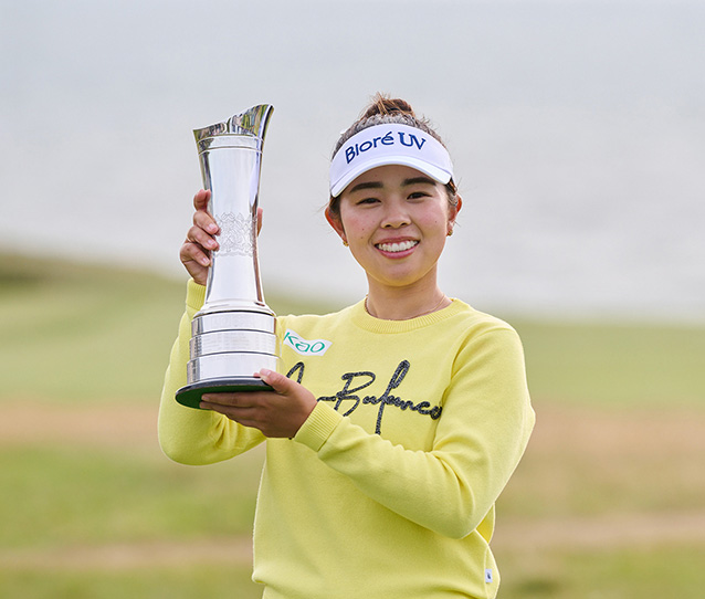 AIG Women's Open 2025 winner receiving trophy